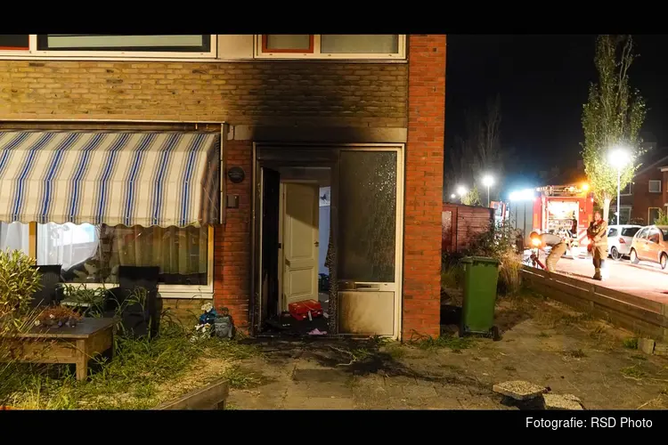 Felle brand bij voordeur van woning in Medemblik