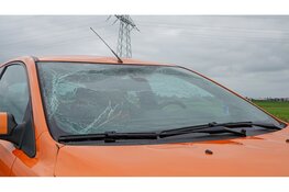 Motorkap vliegt spontaan omhoog en verbrijzeld voorruit auto