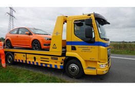 Motorkap vliegt spontaan omhoog en verbrijzeld voorruit auto