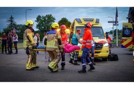 Realistische rampoefening in Berkhout: neerstortend vliegtuig, auto door marktkraam en 10 slachtoffers. Hulpdiensten uit meerdere gemeenten ingezet