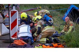 Realistische rampoefening in Berkhout: neerstortend vliegtuig, auto door marktkraam en 10 slachtoffers. Hulpdiensten uit meerdere gemeenten ingezet