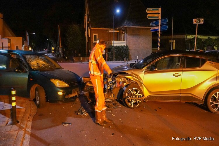 Forse schade na botsing tussen twee voertuigen Avenhorn