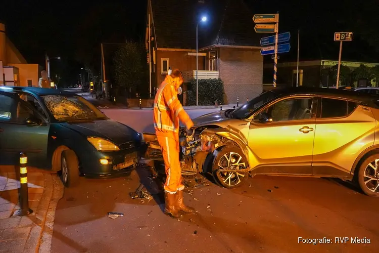 Forse schade na botsing tussen twee voertuigen Avenhorn