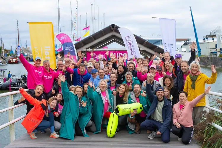 Swim4Brains 2025 zwemt recordbedrag bij elkaar voor de Hersenstichting