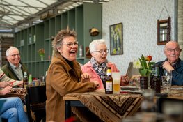 Terug naar de jaren '60 en '70 met Fluwel’s Muziek Bingo – een nostalgisch feestje in oma’s huiskamer!