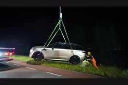 Telekraan ingezet om auto van € 180.000 euro uit sloot te halen