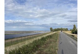Verward persoon springt het IJsselmeer in bij PWN Andijk en wilt er niet uit