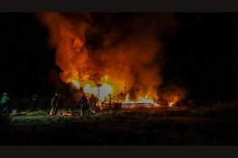 Grote vlammenzee bij brand in stacaravan op ontruimde camping Ursem
