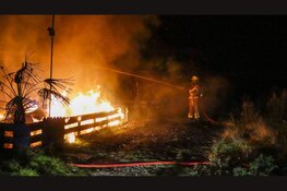 Grote vlammenzee bij brand in stacaravan op ontruimde camping Ursem