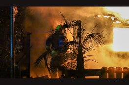 Grote vlammenzee bij brand in stacaravan op ontruimde camping Ursem