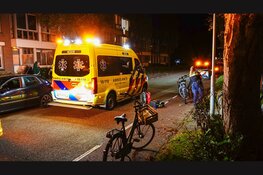 Scooterrijder gewond na val, traumahelikopter landt naast rotonde