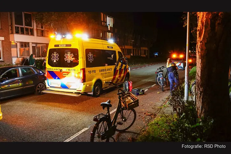 Scooterrijder gewond na val, traumahelikopter landt naast rotonde