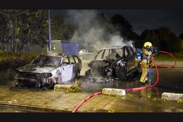 Twee auto's verwoest door nachtelijke autobrand in Zwaag
