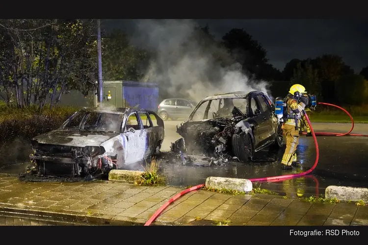 Twee auto's verwoest door nachtelijke autobrand in Zwaag