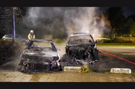 Twee auto's verwoest door nachtelijke autobrand in Zwaag