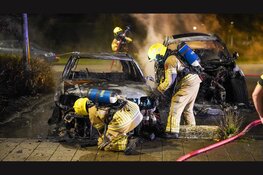 Twee auto's verwoest door nachtelijke autobrand in Zwaag