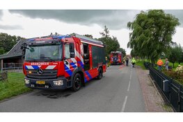 Bewoner komt thuis en ontdekt brand op dak van woning in Spierdijk