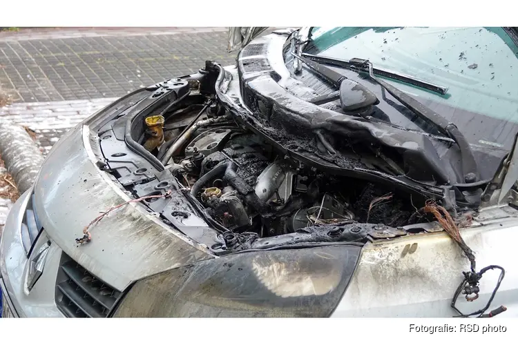 Auto vliegt in de brand op parkeerplaats van supermarkt in Andijk