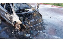 Auto door brand verwoest in Spierdijk
