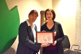 Stichting Netwerk ontvangt kwaliteitslabel uit handen van wethouder Hakhoff