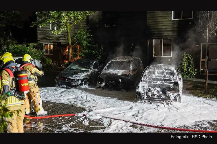 Drie voertuigen in lichterlaaie in Zwaag