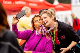 Roze slingers, zonneschijn en duizenden stappen tijdens Pink Ribbon Dam tot Dam Wandeltocht