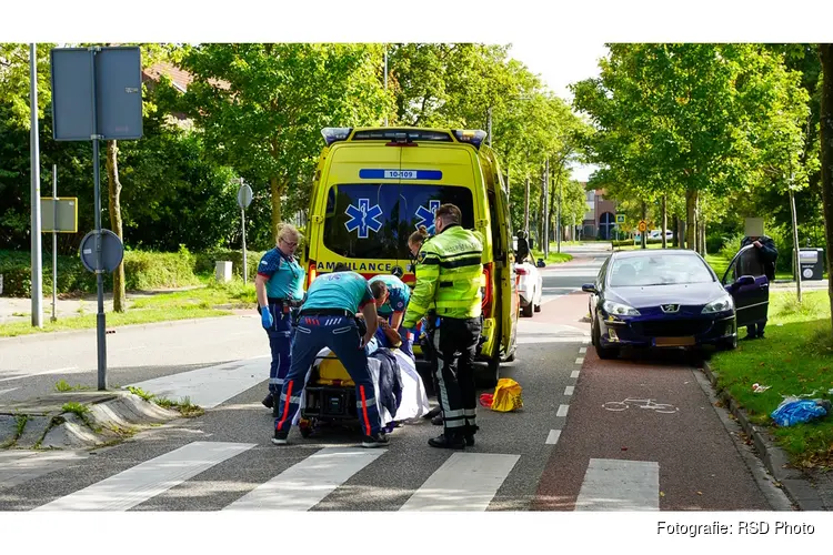 Fietser loopt beenbreuk op na aanrijding met auto in Blokker