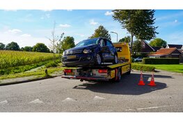 Aanrijding tussen auto en trekker op kruising in De Goorn