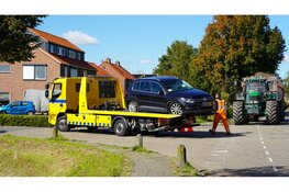 Aanrijding tussen auto en trekker op kruising in De Goorn