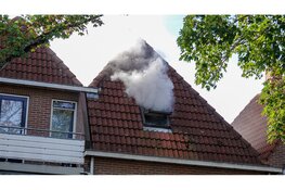 Grote brand in woning in Zwaag, bewoner via balkon ontsnapt