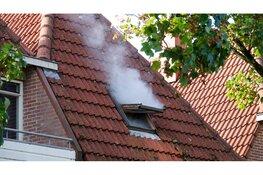 Grote brand in woning in Zwaag, bewoner via balkon ontsnapt