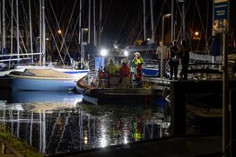 Persoon valt uit boot op Visserseiland
