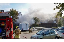 Foodtruck in brand gevlogen in Hoorn, vuur slaat over naar personenauto