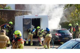 Foodtruck in brand gevlogen in Hoorn, vuur slaat over naar personenauto