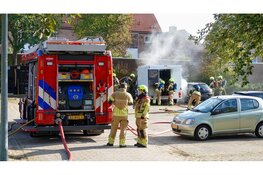 Foodtruck in brand gevlogen in Hoorn, vuur slaat over naar personenauto