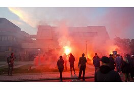 Ruim honderd demonstranten tegen komst azc voor gemeentehuis in Hoorn
