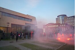 Ruim honderd demonstranten tegen komst azc voor gemeentehuis in Hoorn