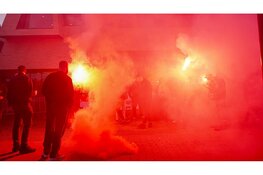 Ruim honderd demonstranten tegen komst azc voor gemeentehuis in Hoorn