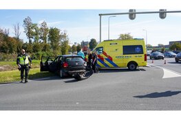Verkeersongeval op kruising in Hoorn: moeder en kind naar ziekenhuis