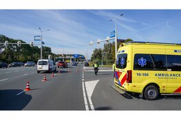 Verkeersongeval op kruising in Hoorn: moeder en kind naar ziekenhuis