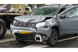 Personenauto botst achterop lesauto tijdens rijles