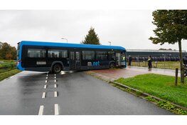 Bus probeert te keren en komt midden op weg vast te staan
