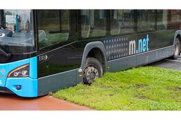 Bus probeert te keren en komt midden op weg vast te staan