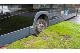 Bus probeert te keren en komt midden op weg vast te staan