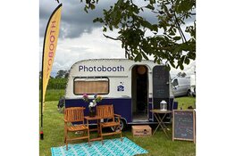 Ontdek het nieuwe magazine Visit Enkhuizen – gratis exemplaar en fotobooth dit weekend!