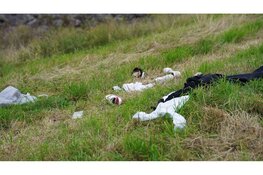 Hulpdiensten groots opgeroepen nadat meerdere kledingstukken zijn aangetroffen op dijk Markermeer