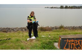 Hulpdiensten groots opgeroepen nadat meerdere kledingstukken zijn aangetroffen op dijk Markermeer