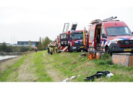 Hulpdiensten groots opgeroepen nadat meerdere kledingstukken zijn aangetroffen op dijk Markermeer