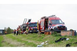 Hulpdiensten groots opgeroepen nadat meerdere kledingstukken zijn aangetroffen op dijk Markermeer