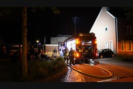 Auto vliegt in brand naast garagebox